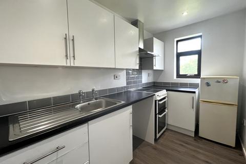1 bedroom flat for sale, Halfpenny Court, Loddon