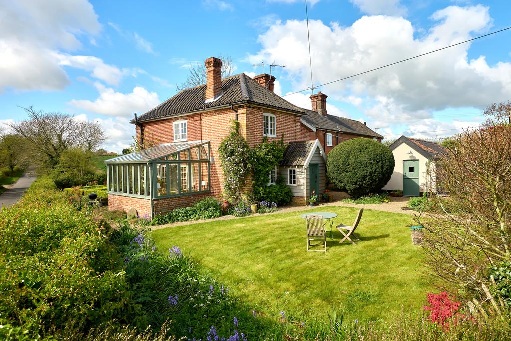 Crutch Hall, Huntingfield IP19 3 bed semidetached house for sale £