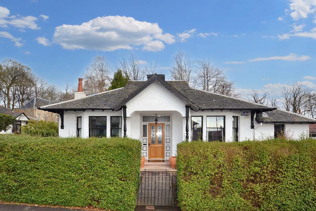 10 Fourth Gardens, Dumbreck, Glasgow... 3 bed detached bungalow for