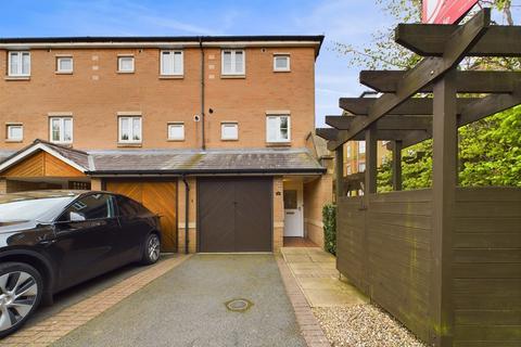 3 bedroom townhouse to rent, Portland Close, Chesterfield