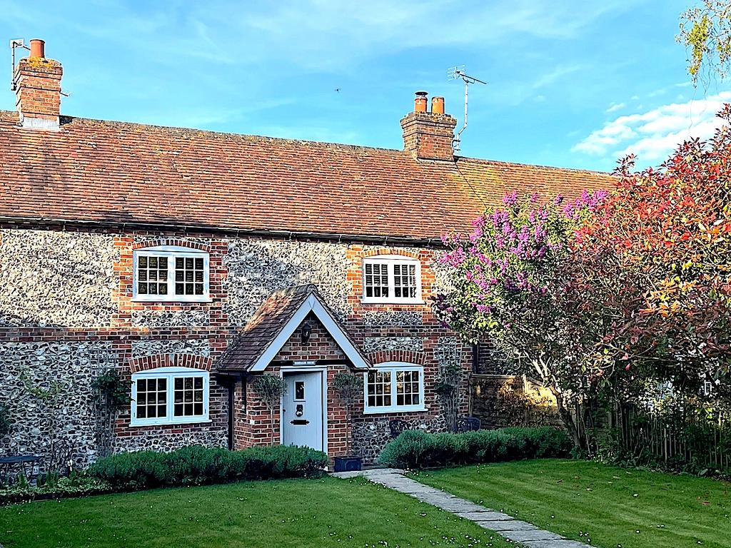 Russells Water RG9 3 bed terraced house for sale £955,000