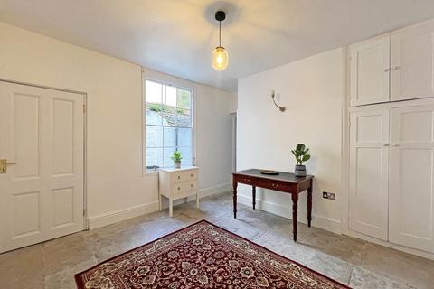 2 The Parade, Truro, TR1 1QE