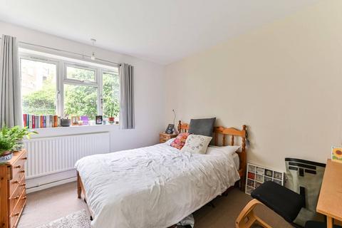 3 bedroom flat to rent, Radbourne Road, Balham, London, SW12