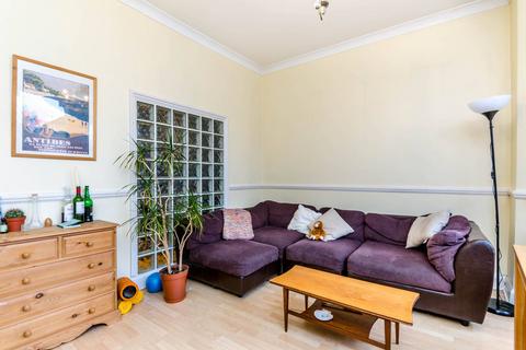 2 bedroom flat to rent, Culverden Road, Balham, London, SW12