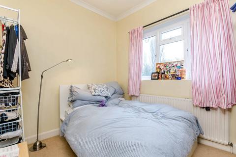 2 bedroom flat to rent, Culverden Road, Balham, London, SW12