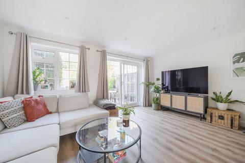 3 bedroom terraced house to rent, Midhope Gardens, Woking, GU22