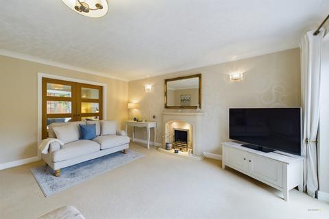 7 Barrington Close, Stretton, Burton-on-trent, DE13 0YD