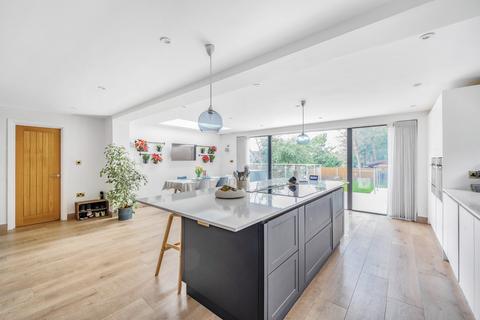 3 Forest Close, Woking, GU22 8LT