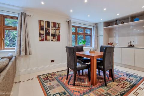 3 bedroom apartment for sale, Woodlands Close, Gerrards Cross, Buckinghamshire, SL9