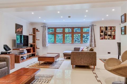 3 bedroom apartment for sale, Woodlands Close, Gerrards Cross, Buckinghamshire, SL9