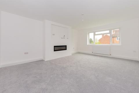 3 bedroom flat for sale, Morley, Leeds LS27