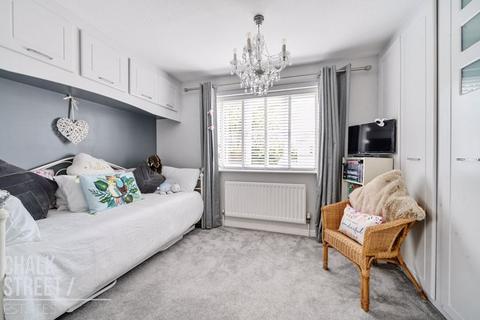 13 Bancroft Chase, Hornchurch, RM12 4DP