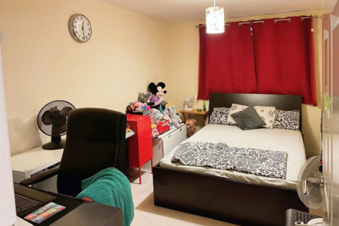 2 bedroom flat to rent, St Hughs Avenue