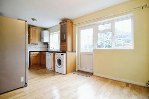3 bedroom end of terrace house to rent, Stake Lane