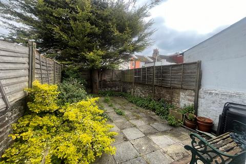 2 bedroom terraced house to rent, Tarring Road, Worthing