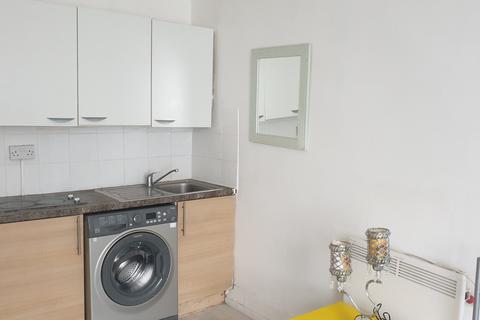 1 bedroom flat to rent, Romford Road, Manor Park, E12