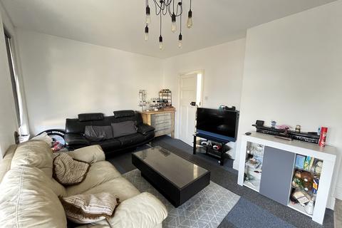 3 bedroom flat to rent, Iris Road, Bournemouth,