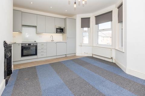 3 bedroom flat to rent, Iris Road, Bournemouth,