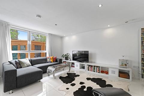 9 Tarbert Walk, London, E1 0EE