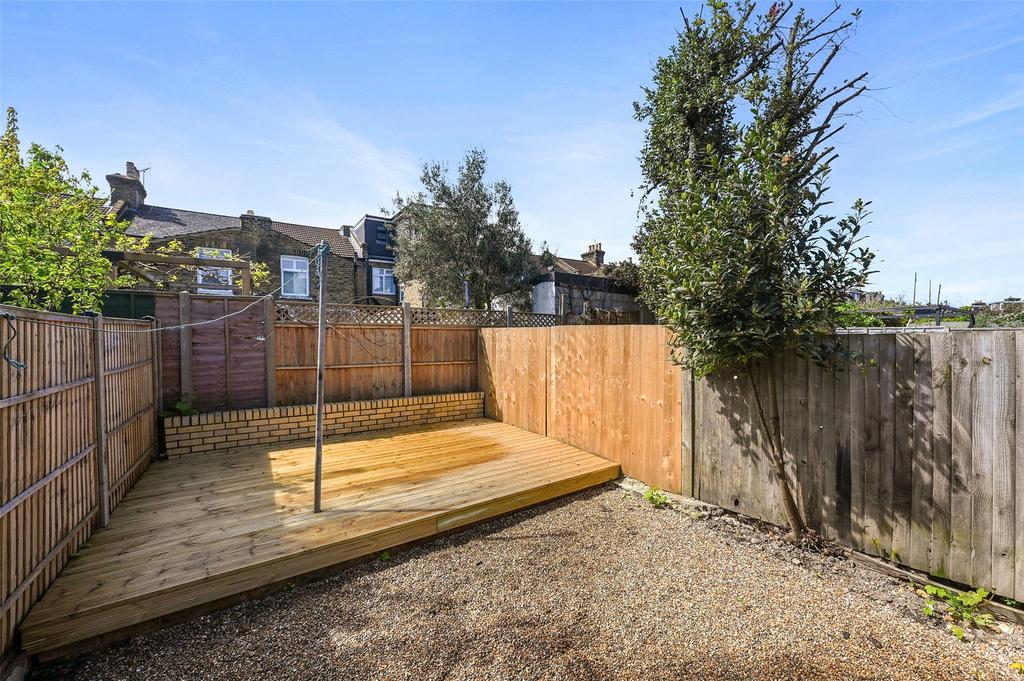 Selby Road, E11