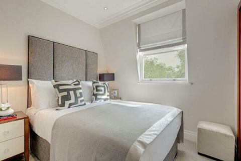 2 bedroom flat to rent, Garden House, Kensington Gardens Square, London