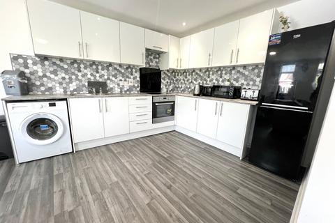 3 bedroom apartment to rent, Frindsbury Road, Rochester ME2