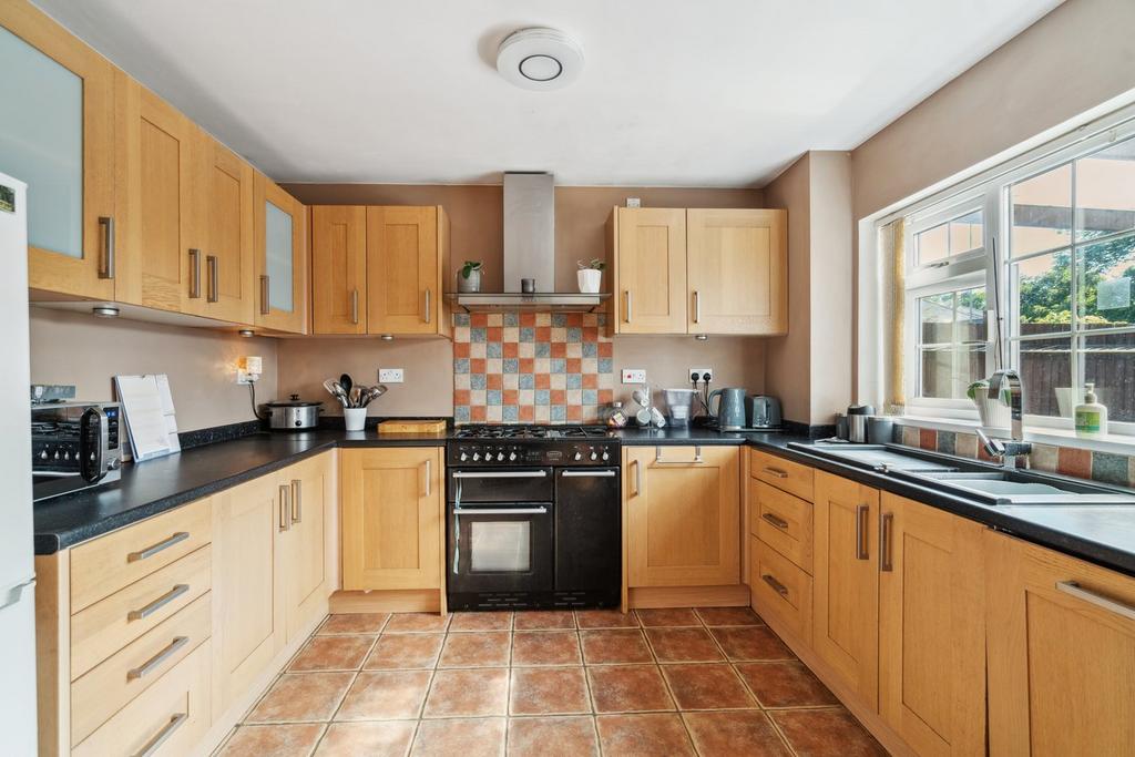 Hill End Road, Harefield UB9 4 bed semidetached house for sale £620,000