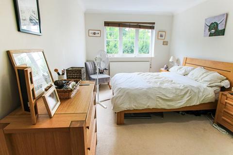 2 bedroom flat for sale, London Road, EAST GRINSTEAD, RH19