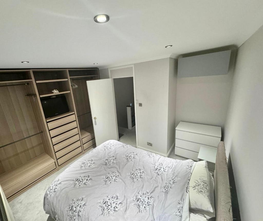 MASTER BEDROOM.jpeg