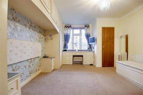 3 bedroom semi-detached bungalow for sale, Lyndhurst Gardens, Enfield