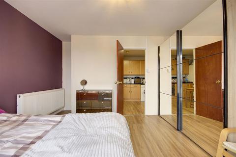 2 bedroom flat for sale, Wellington Road, London E7 9BP