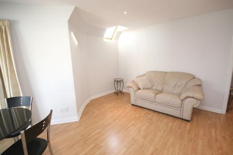 2 bedroom flat to rent, Holyrood Mews, Lochend Close