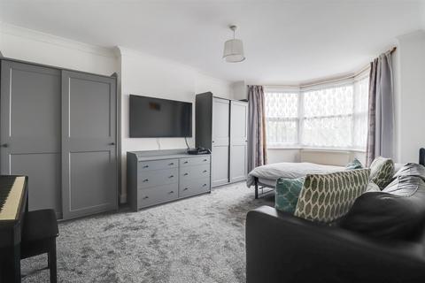 3 bedroom flat for sale, London Road, Leigh-On-Sea SS9