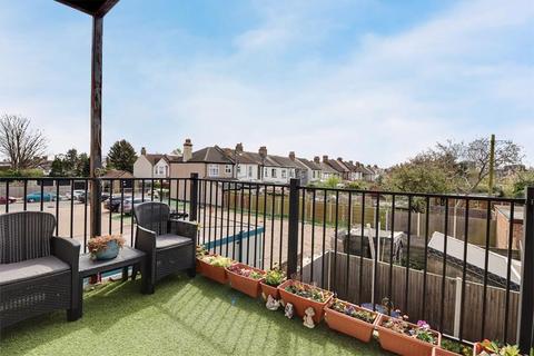 3 bedroom flat for sale, London Road, Leigh-On-Sea SS9