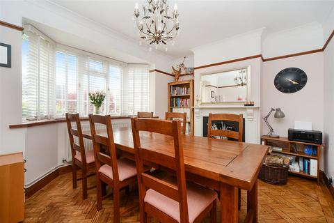 122 Ruden Way, Epsom, KT17 3LP