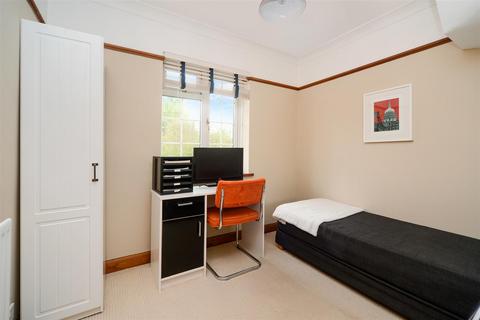 122 Ruden Way, Epsom, KT17 3LP