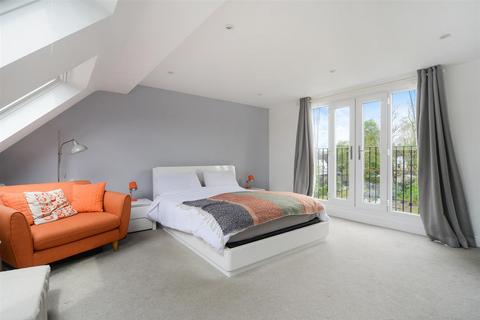 122 Ruden Way, Epsom, KT17 3LP