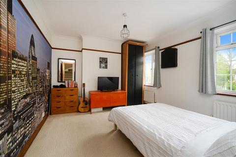 122 Ruden Way, Epsom, KT17 3LP