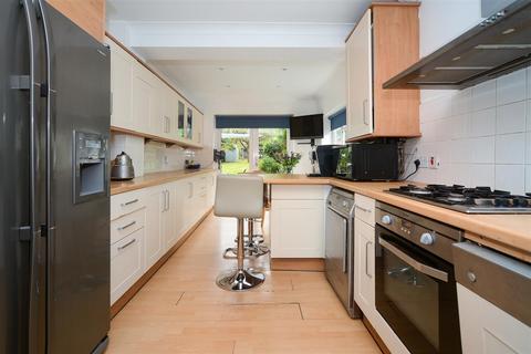 122 Ruden Way, Epsom, KT17 3LP