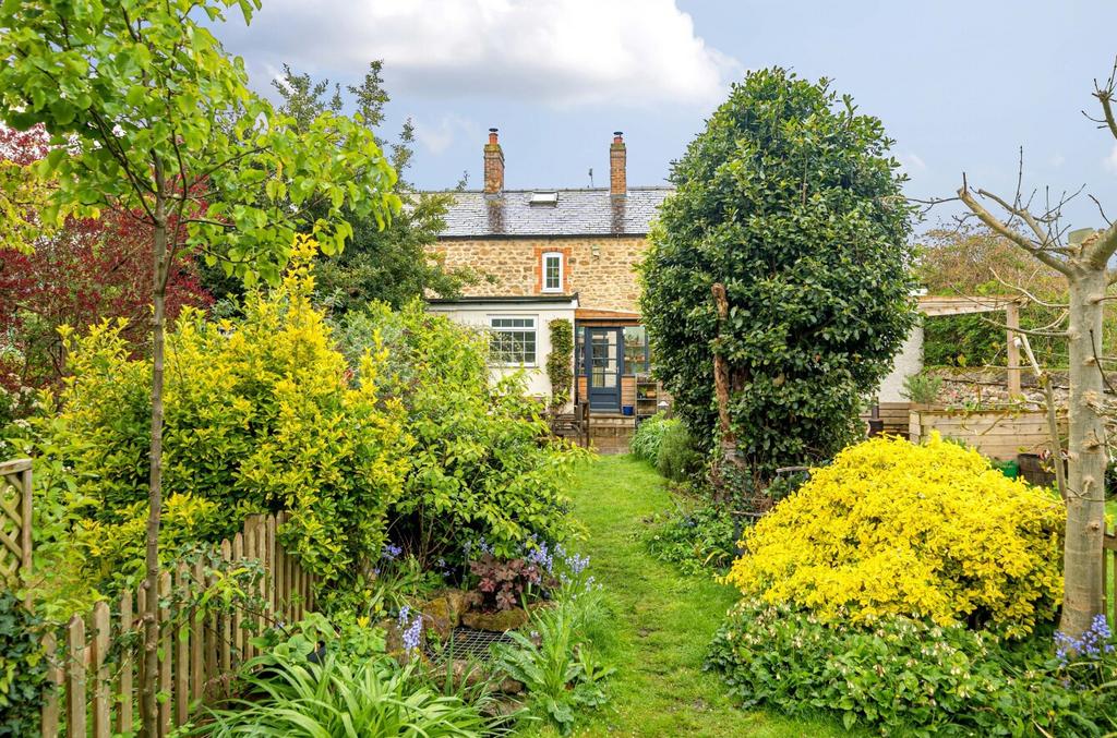 Lechlade Road, Faringdon... 2 bed terraced house for sale £265,000