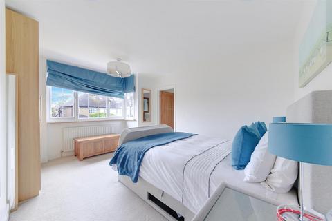 37 The Crescent, Epsom, KT18 7LJ