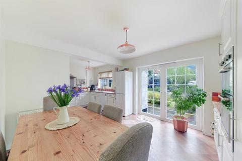 37 The Crescent, Epsom, KT18 7LJ