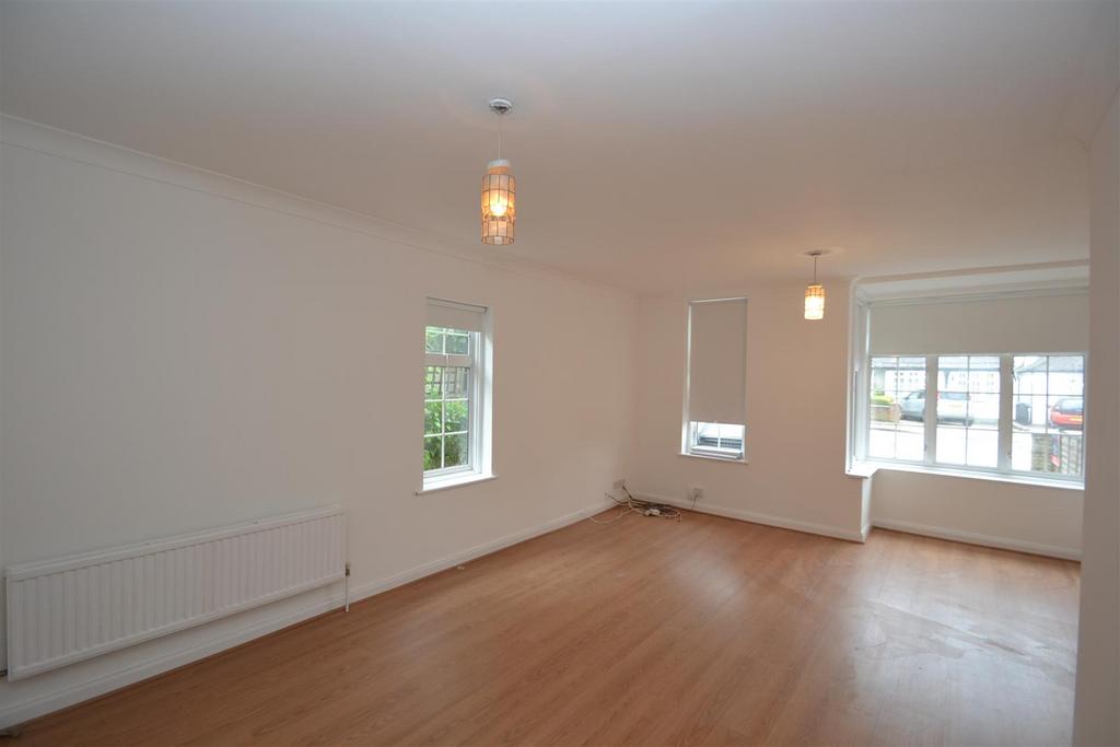 Elm Park, Stanmore HA7 3 bed semidetached house £2,150 pcm (£496 pw)
