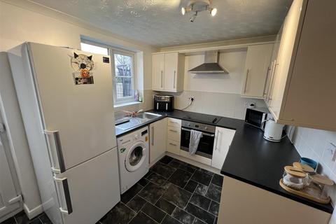 2 bedroom semi-detached house to rent, New Street, Nottinghamshire NG17