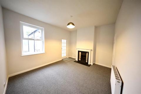 2 bedroom end of terrace house to rent, Leads Road, Hull