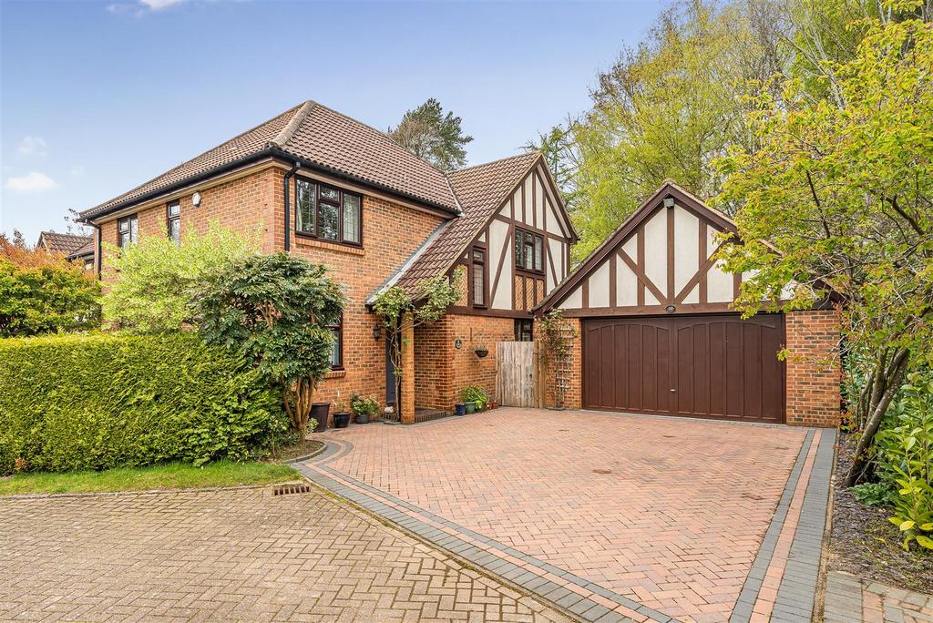 Stewart, Tadworth 4 bed detached house for sale £995,000