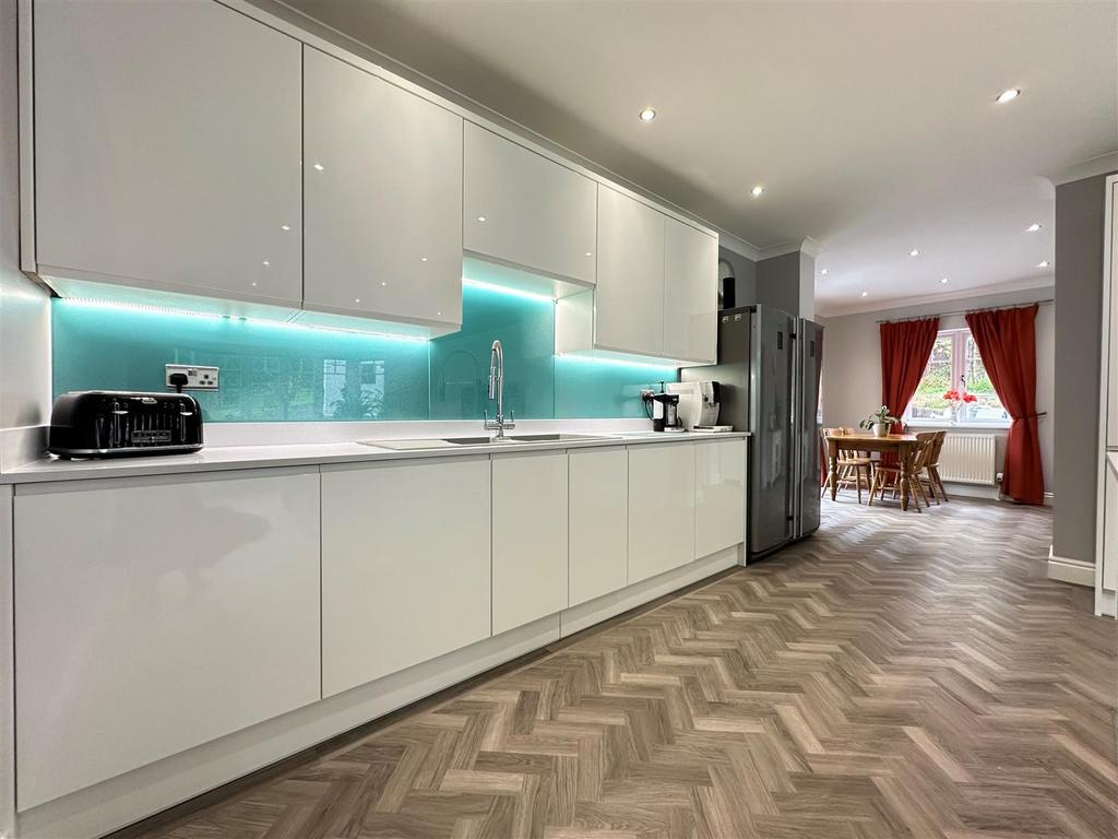 Kitchen 2.jpg