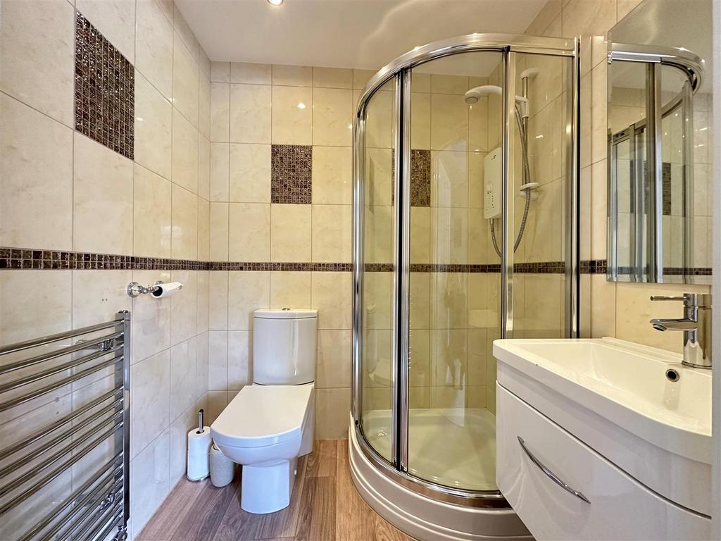 Bed 2 en-suite.jpg