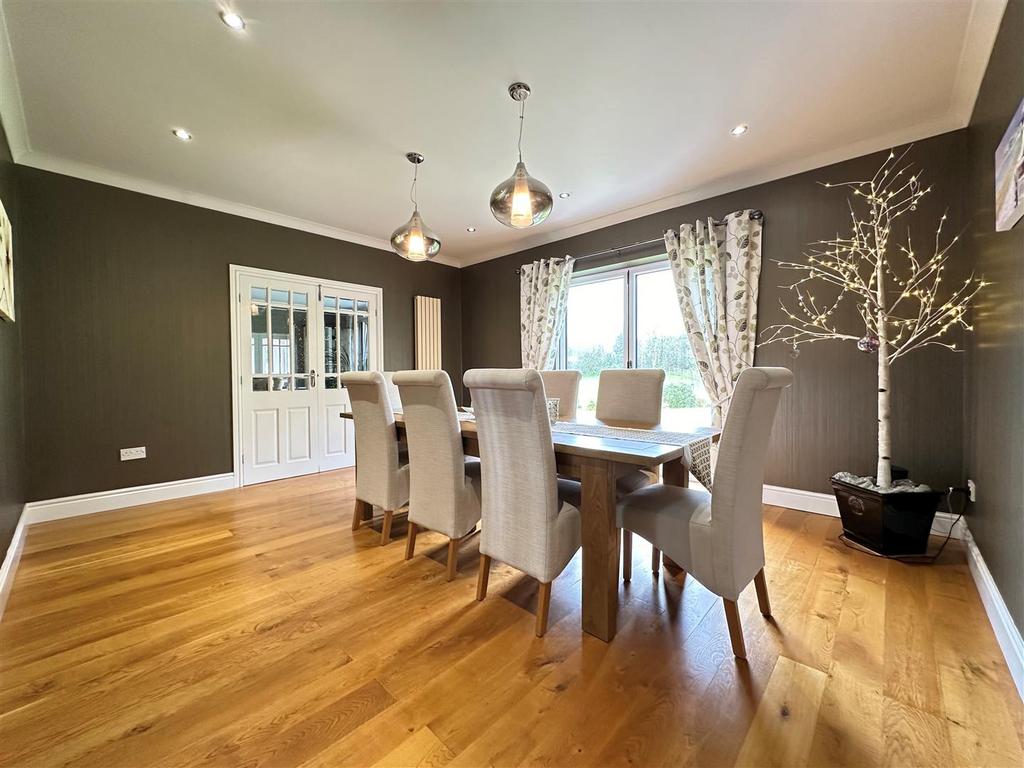 Dining room 2.jpg