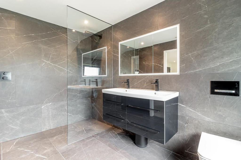 Master Bedroom Ensuite.jpg